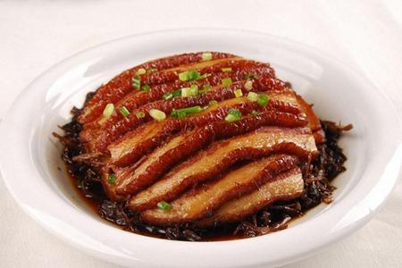 梅菜扣肉的家常做法,皮喷鼻软嫩比老干妈还下饭