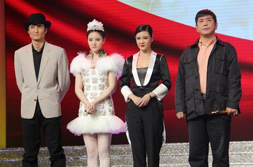 胡东上海滩造型亮相国剧盛典 尽显绅士风度