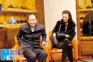 图文:王志文陈坚红时尚店捞金 人前高调秀恩爱