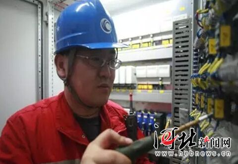 "全国劳动模范"赵焕章在工作中.