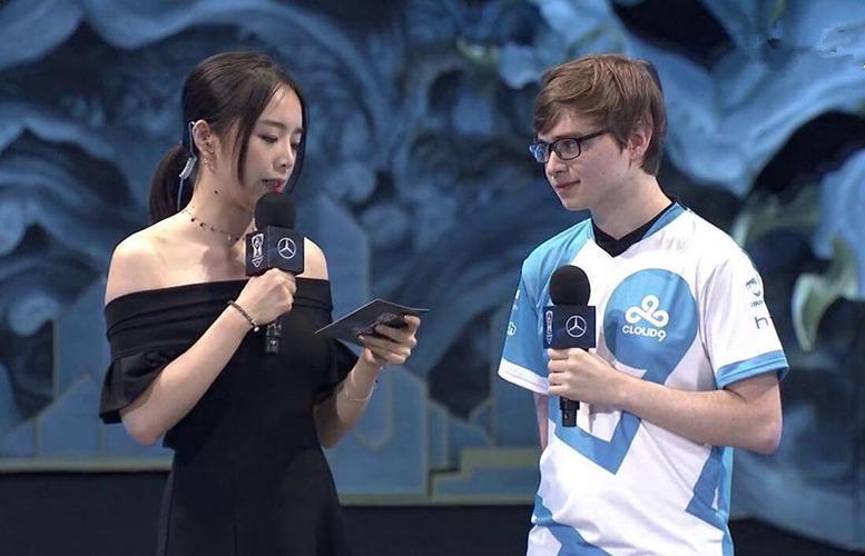 lol:c9战队女装大佬adc跟他女朋友合影 安能辨我是雄雌?