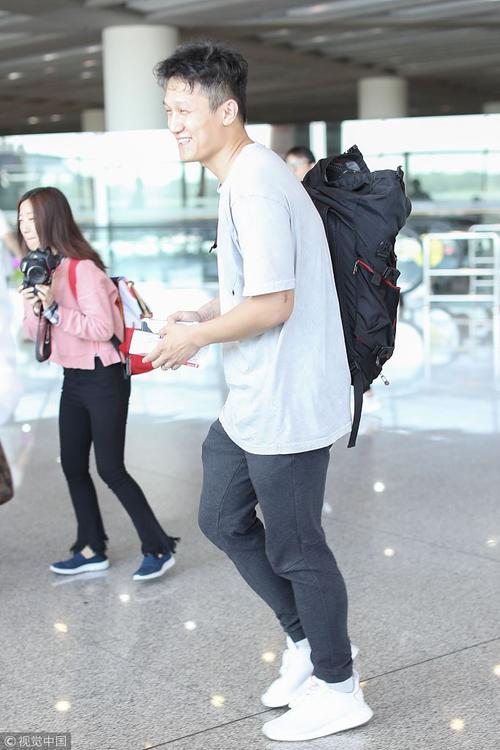 惠若琪和老公杨臻博疑蜜月出行 一前一后现身登机低调