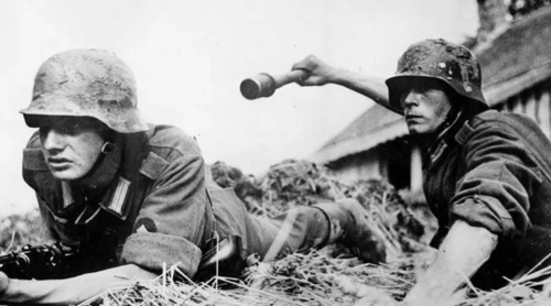 到37米远的地方,根据英国战争办公室的报告米尔斯手榴弹在站立投掷的