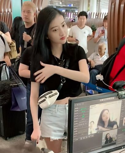 景甜现身机场遭粉丝围拍,甜美笑容证明分手后"一切安好"?