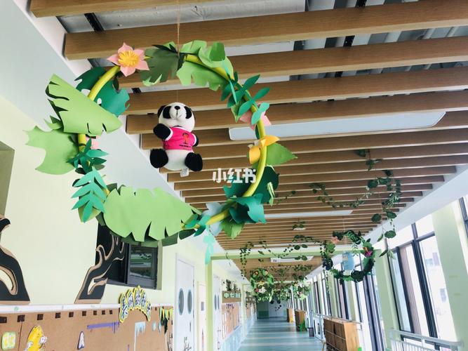 幼儿园环创——走廊森林风格_幼儿园_绿植_玩偶_吊饰