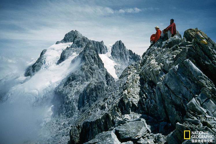 旅人与山巅在徒步至委内瑞拉的最高峰玻利瓦尔峰(图左山峰)之前,登山