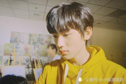 宋亚轩扮演男版碧眼狐狸,有谁发现他下意识的动作,不经意就陷了进去