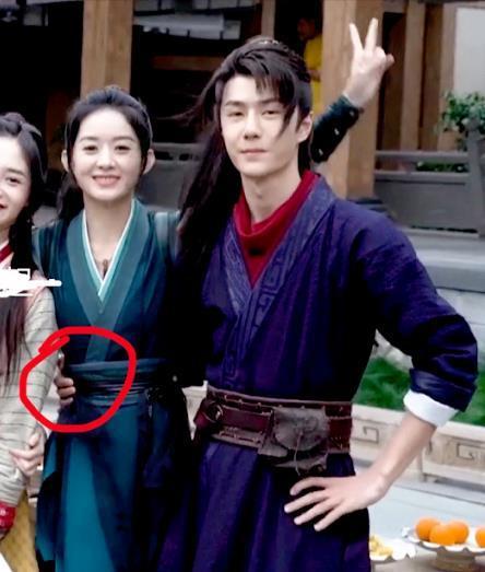 赵丽颖替粉丝行为向大众道歉王一博为避嫌取下骨头项链