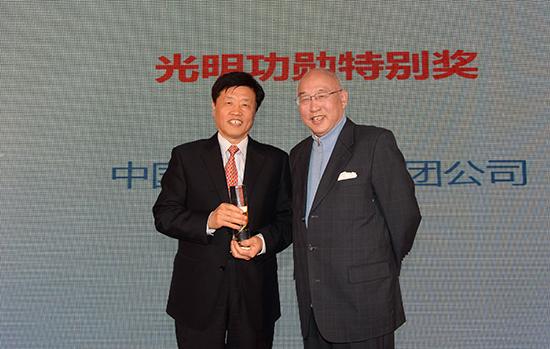 原财政部部长项怀诚(右)为中国石化副总经理张海潮颁发奖杯.