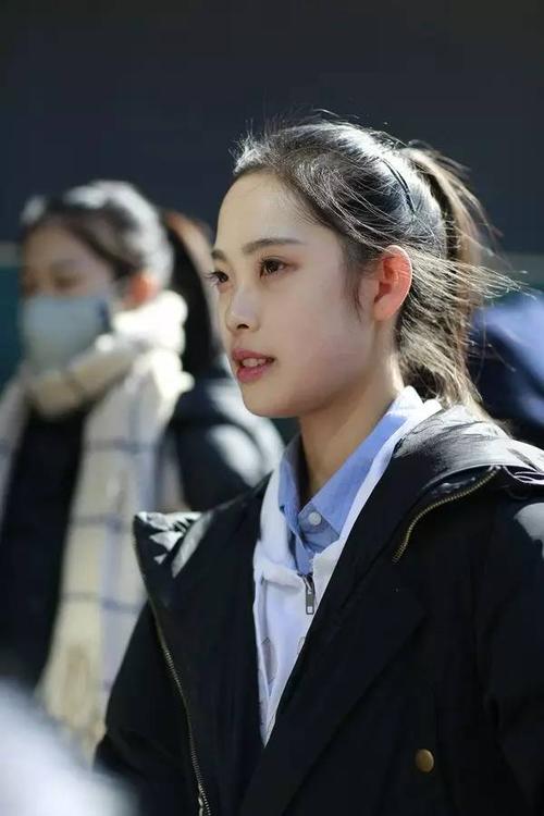 艺考在线:短发女生,坚强个性,眼神镇定,在人群中也许不出挑但格外难忘