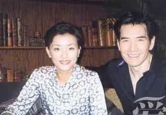 52岁央视主持人杨澜自爆遭排挤,曾婚内出轨费翔,如今嫁美籍富豪