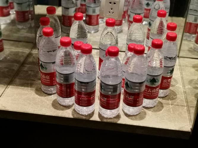 每天的矿泉水 用心摆放成心形 希望快乐可以传递