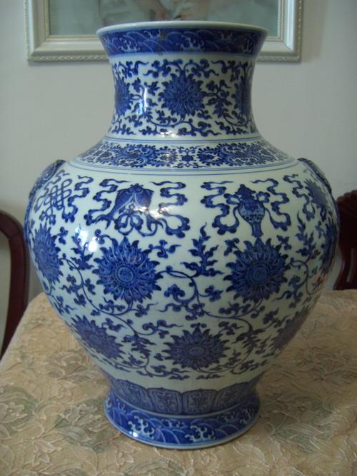 清乾隆官窑青花缠枝八宝纹铺首尊