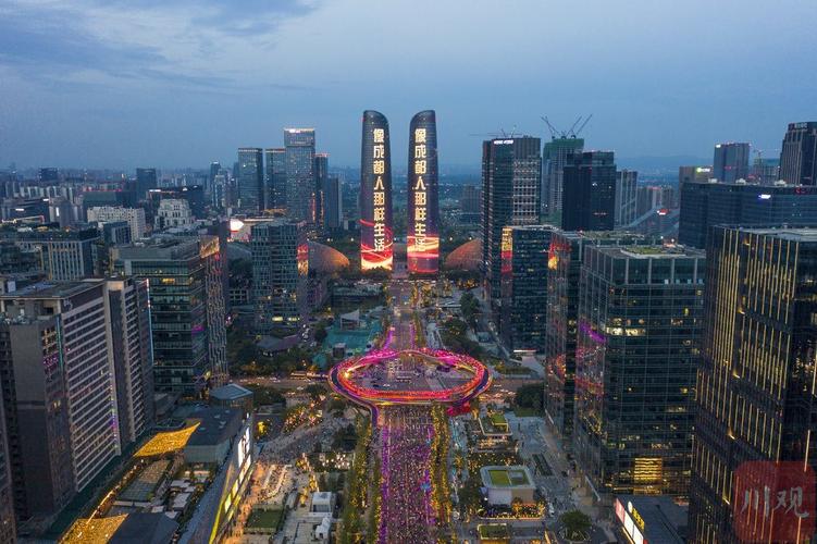 双塔同时点亮,随着8分钟璀璨绚烂的灯光秀,交子大道正式开街,成都"三