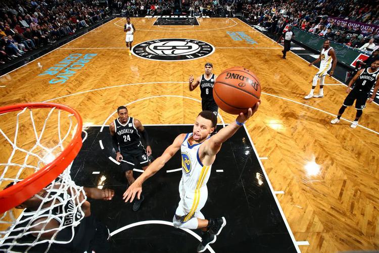 勇士险胜篮网豪取四连胜库里创造三分纪录