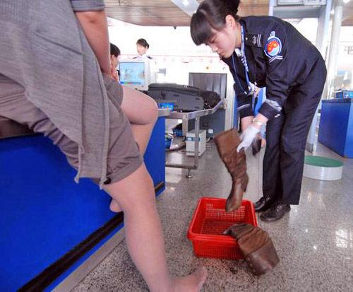 西安机场要求旅客"脱鞋安检"