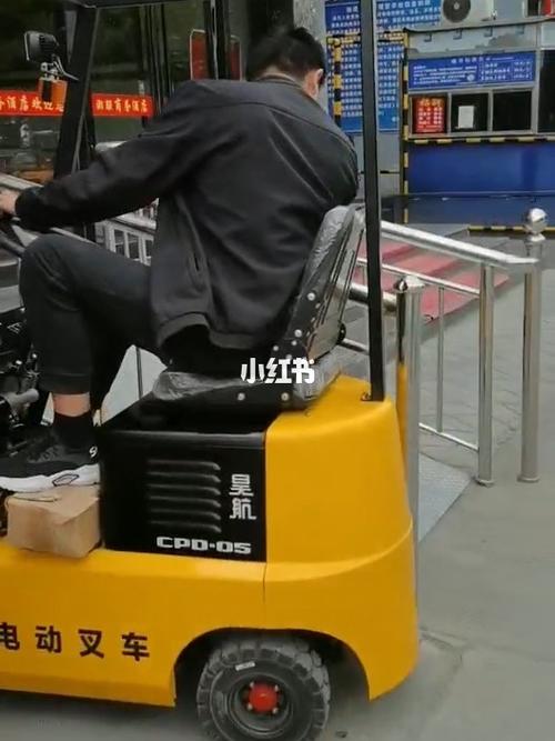 小型电动叉车0.5吨_摩托车_汽车_摩托车