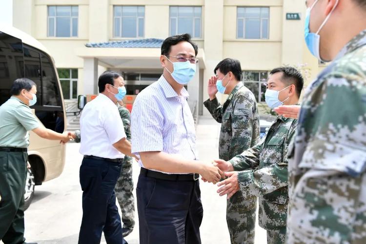 正文在"八一"建军节来临之际,区委书记杨兵,区委副书记,区长孙剑楠,区