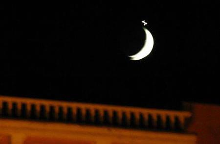 2007年6月19日(端午节)凌晨零时10分左右,新疆阿勒泰出现月星同辉奇观