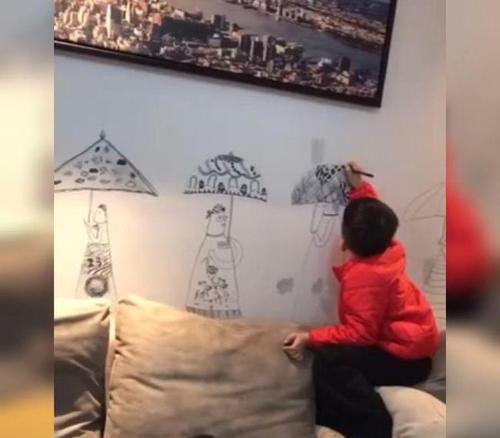 萌娃在墙上展现极高的"绘画天赋"火了,网友:画风真的很高级!