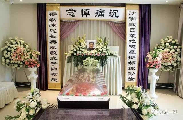 次日一早,灵堂尚未布置