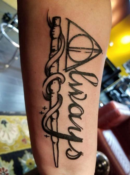 极简线条纹身 男生手臂上英文和魔杖纹身图案