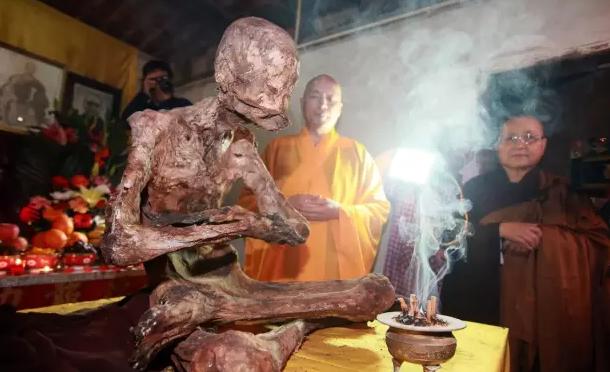 所谓"开缸",指的是佛教中的僧人圆寂后举行的一种仪式,包括坐缸,封缸