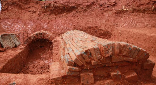 该合葬墓有两个墓室,青砖砌筑,墓室既相连又独立.