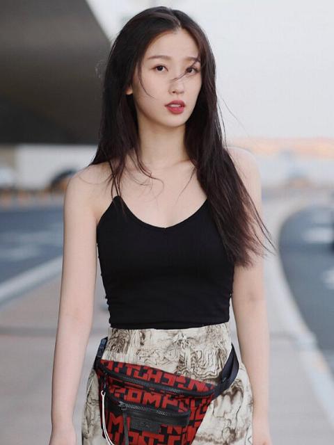 虞书欣系列写真,黑色吊带反差大,最后一张是多少人的