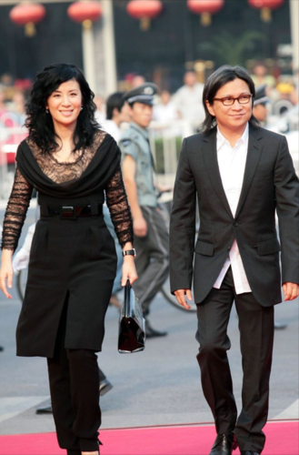 陈可辛和娇妻同框吴君如身穿紫色真温柔短发也不影响气质