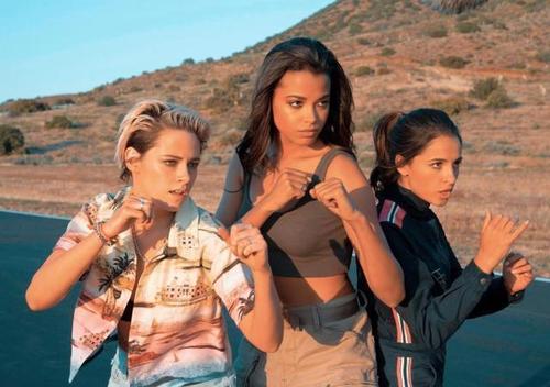 "暮光女"最新《霹雳娇娃》剧照,面对媒体难得笑容招手