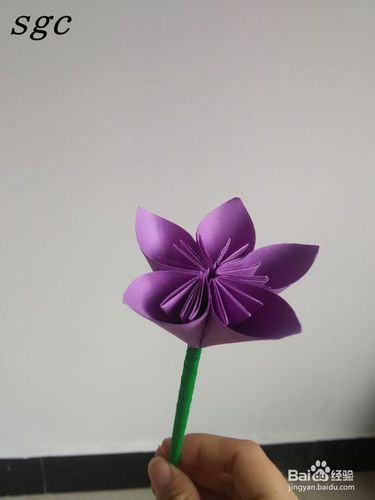方法折出另外四个花瓣; 8 用绿色的纸卷成管状做花枝(如果一张纸太大