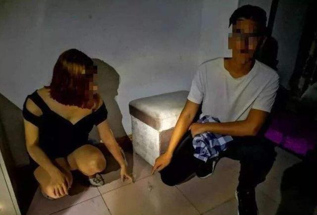 大妈山村卖淫一次20元,嫖客多为村里老人,被民警现场