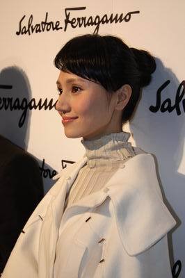 袁泉出席剪彩造型多变组图