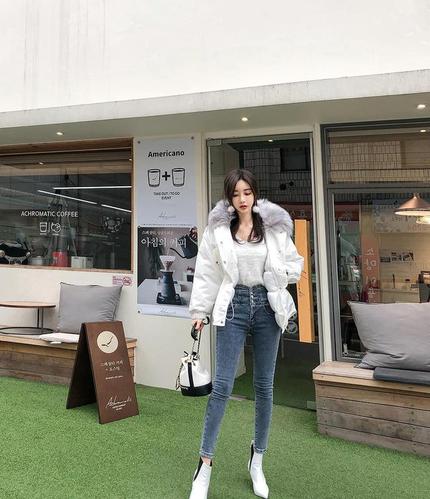 女神孙允珠:彼得堡冬雪灰蒙白天鹅羽绒服