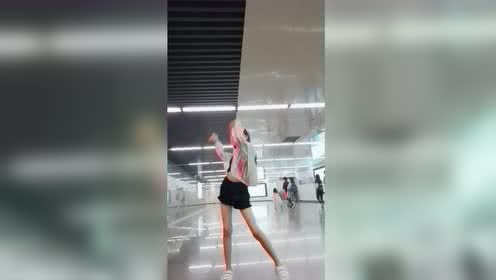 好久没见的宋小睿跳舞了,没想到还是跳的这么带劲,不愧是小童模