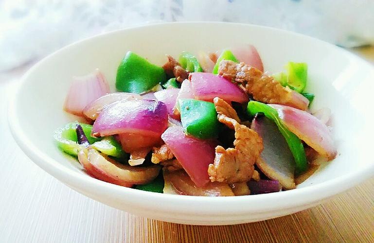  p>肉炒圆葱是由精肉,洋葱等制作的菜品. /p>