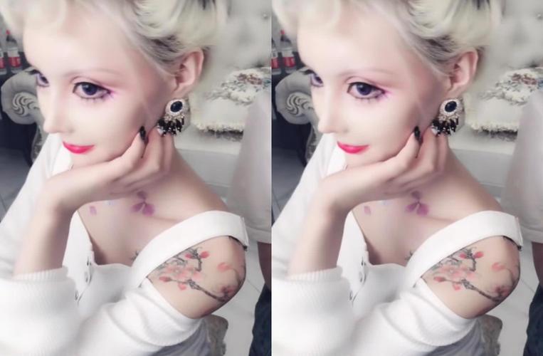 芭比整个肩膀都是"粉色纹身"!网友看完:不淡定了!
