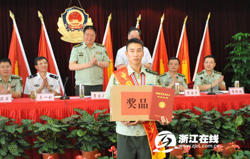 武警浙江省总队副政委贾龙武,温州市委常委,常务副市长彭佳学分别在会