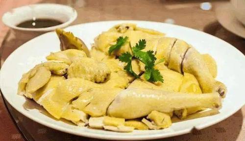 怎么做正宗白切鸡?只会水煮就错了,这么做鸡肉皮脆肉滑
