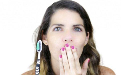 2 ,唾液减少,口干舌燥 女性怀孕后,唾液分泌量减少,而唾液具有帮助