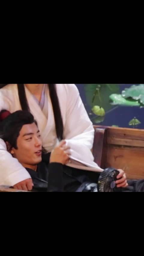 肖战躺在王一博怀里是怎么做到这么娇羞的