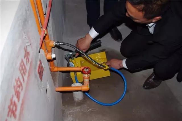 水管试压:所以水管打压8-10公斤一小时,保证不掉压,确保水管焊接处