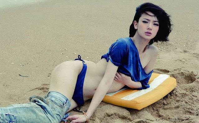 戚薇海边放飞自我,网友:这不是艺术,是俗气!