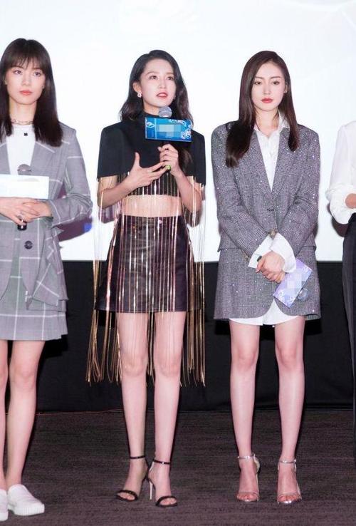 李沁清纯感尽失,把50根"铜丝"当成裙子穿,性感十足