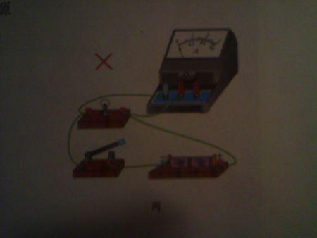 但为什么还有一个图是电源经过开关,在经过灯泡,最后与电流表连接书上