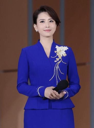 原创著名主持人张蕾魅力全开!穿红色丝绒的西装连体裤气场满分,真美