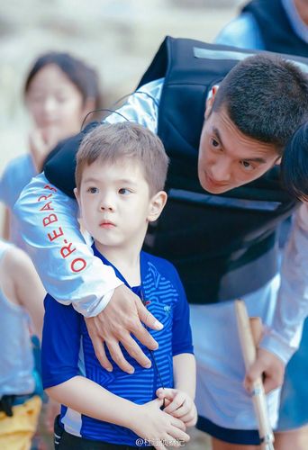 杜江霍思燕一家三口替嗯哼过生日