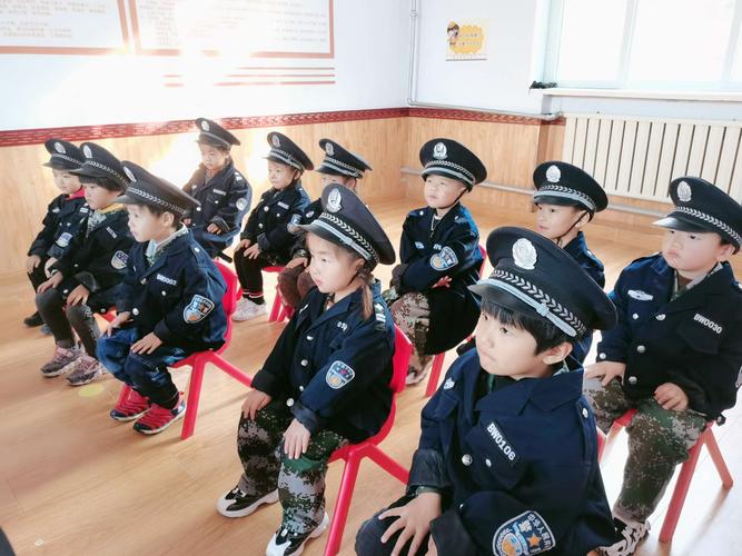 体验小小警察员的一天, 哇!看小朋友们的标准坐姿