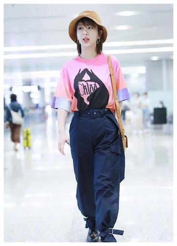 杨紫日常的私服,尤其是她走机场或者是参加综艺的时候,穿衣搭配往往比
